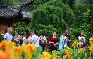 Zhangjiajie Huanglong scenic spot welcomes cool and refreshing autumn 