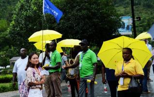 Rio Visitors enjoy Zhangjiajie scenery 