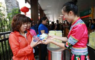 Zhangjiajie Tourists Receive Tujia Self-made Mooncakes on Mid-Autumn Day 