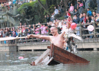 “Duck-scrambling” Contest Held in Tongdao 