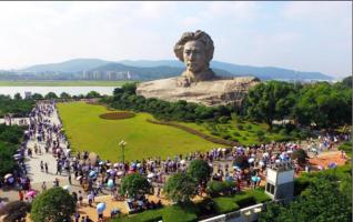 Increasing Tourists Flock to Changsha Orange Isle 