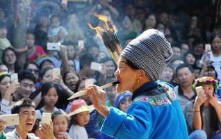 Tourists Enchanted by Folk Performance in Xinagxi 