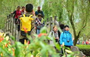 ZJJ Beautiful Autumn Scenery in Huanglong hole ecological square 