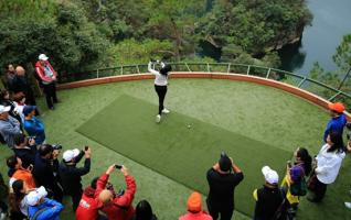 Zhangjiajie Baofeng lake scenic area to experience golf 