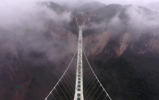 Zhangjiajie Grand Canyon Glass Bridge walks in the clouds 