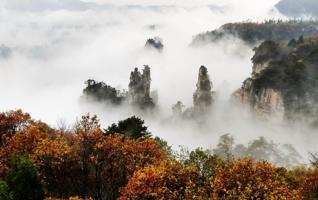 Zhangjiajie Tianzi mountain shows suspended scenery in rainy winter 