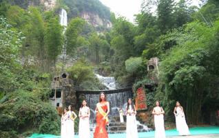 World leisure beauty in Zhangjiajie Baofeng lake 