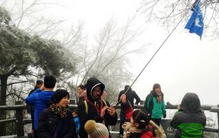 Visitors are intoxicated by Zhangjiajie Rime and Ice