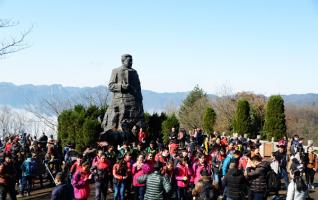 Thousands of tourists visit Wulingyuan