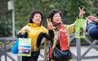 Zhangjiajie Huangshi village ropeway sends gift for 100 female tourists