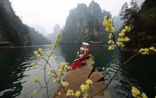 Beautiful voice on Zhangjiajie Baofeng lake