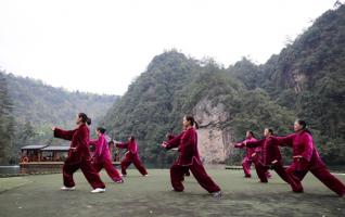 Zhangjiajie Spring Scenery on Tomb-sweeping day, Taiji shows in Baofeng Lake