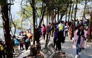 A lot of visitors in Helong Park on Tomb-sweeping Festival