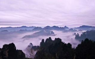 Zhangjiajie Tianzishan shows a sea of clouds in spring