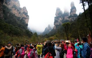 Orderly tourism during Zhangjaijie Spring Flood