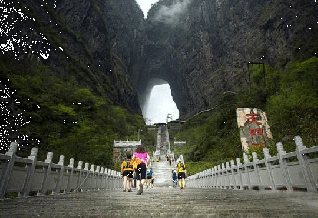 International Orienteering Race Kicks off in Tianmen Mountain