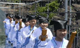 Kids Read Qu Yuan’s Classic Poem On Glass Bridge