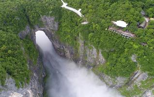 Amazing Cloud Scenery Seen in Tianmen Mountain