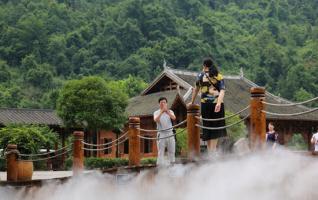 Zhangjiajie Huanglong's spray welcomes summer