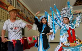 Huan Han Opera Promoted in Xiangxi