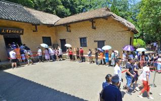 Tourists Throng Chairman Mao’s Hometown in Summer