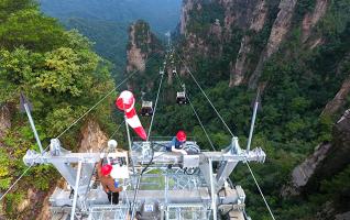 Zhangjiajie Security Inspections Ensure Safe Golden Week Holiday