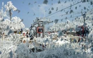 2018 Zhangjiajie Tianmenshan snow scenery is picturesque