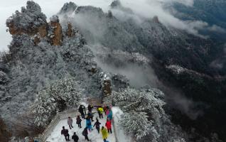 Spring Snowfall in Zhangjiajie Tianzi Mountain Scenic Area