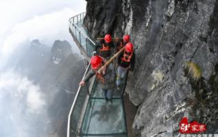 Tianmenshan cliff glass plank is replaced with new glass