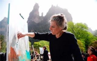 International artists create scenery paintings in Zhangjiajie