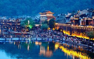 Fenghuang Sees Tourist Peak During Labor Day Holiday