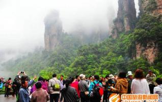 Zhangjiajie core scenic spot is crowded during May Day holiday