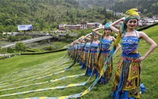 Zhangjiajie miao girls put on a Headscarf show