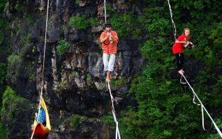 Houle Douce Music Performance on slacklines in Tianmenshan