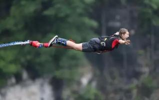 The world's best master challenges ultimate bungee jumping in Zhangjiajie