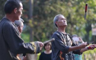 Tourists Amazed by Intangible Cultural Heritage Performances in Zhangjiajie