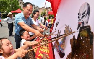 Children Savor Traditional Duanwu Culture