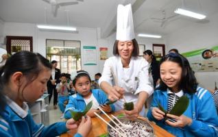 Students Learn to Make Zongzi Ahead of Duanwu Festival