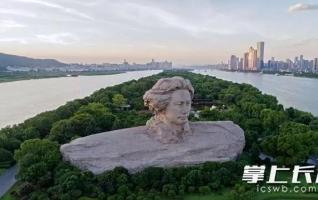 Young Mao Zedong Statue Cleaned up