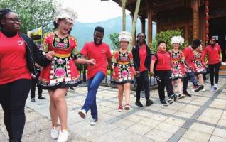 Hunan Overseas Students Visit Luxi County