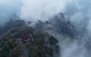 Tianzishan Scenic Area is covered with mist in autumn and winter