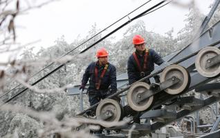 High-altitude ropeway inspection workers under the ice and snow in Huangshizhai