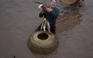 Chicken Cover Fishing Celebration Spring Festival in Shiyanping